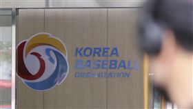 疫情嚴峻　韓國職棒緊急宣布停賽一個月。韓國首爾的牆上張貼了韓國棒球組織的標誌。（圖／美聯社／達志影像）