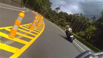 騎士壓車過彎失敗　網笑：記得繳罰單