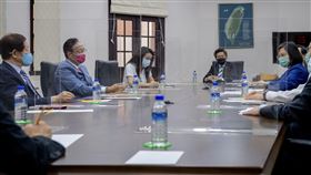 總統蔡英文會見劉德音與郭台銘總統蔡英文（右1）18日會見台積電董事長劉德音（左1 ）、鴻海集團創辦人郭台銘（左2）。（總統府提供）中央社記者溫貴香傳真  110年6月18日