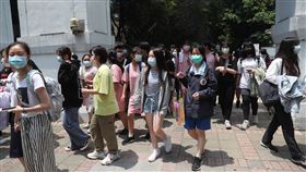 國中會考結束　考生步出考場（1）受到疫情升級影響，教育部呼籲，國中教育會考16日中午考完後，請家長協助考生及早回家休息。會考結束，考生們戴著口罩魚貫步出考場。中央社記者吳家昇攝  110年5月16日