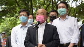 行政院長蘇貞昌13日上午視察基隆市過港路汰換管線工程。（圖／行政院提供)