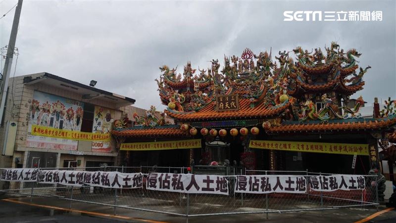 神明也坐牢！微解封祂更慘被鐵欄包圍
