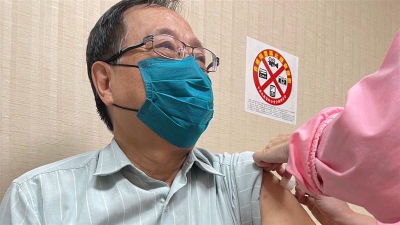李來希打完疫苗嘆：是求生還是赴死？