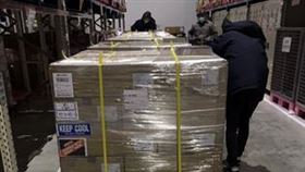 日本今再贈113萬劑AZ疫苗給台灣，疫苗抵台後，食藥署傍晚已完成冷鏈檢查並抽樣。（圖／食藥署提供）