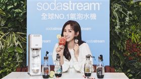 ▲sodastream於昨日(8)盛大推出台灣限定【愛台灣動物水瓶】，更邀請代言人吳姍儒 (Sandy)線上直播【雲端打氣宅家趴】，分享疫情期間自製調飲小秘訣。（圖／業者提供）