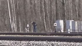 ▲美國使館人員偷鐵路信號燈。（圖／翻攝自《今日俄羅斯》畫面）