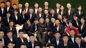 合照中可見金正恩和金玉珠互動緊密。