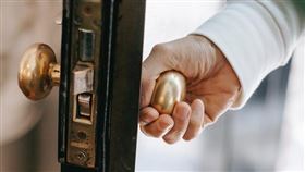 門把,開門。pexels