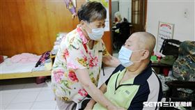 8旬阿嬤照顧病兒／弘道臺中服務處授權提供