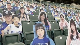 中職復賽暫無開放觀眾入場 ，數百位球迷透過看板為悍將加油。（圖／富邦提供）