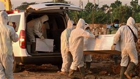 印尼染疫死亡人數攀升  墓園不斷運入棺木印尼開齋節（5月上半月）後疫情升溫，死亡人數也不斷攀高，雅加達北區羅羅坦墓園7月10日不斷有救護車載運遺體前來，有一車載運2到3具棺木。中央社記者石秀娟雅加達攝  110年7月13日