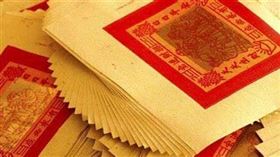 爆怨2公社／阿公封丁撒金紙！他一撿遭姑丈搶走　網：搶財運庇蔭。（圖／翻攝自爆怨2公社）