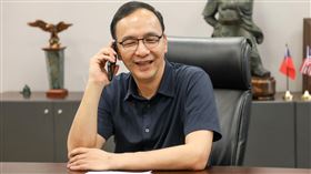 前國民黨主席朱立倫也在臉書寫下「微解封第一天的心情」，從踏出家門那刻，就開始擔心了（圖／翻攝自朱立倫臉書）