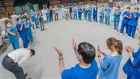 潘孟安昨（13）晚在臉書貼出一張彎腰、以90度鞠躬姿勢向醫護人員致謝的照片（圖／翻攝自潘孟安臉書）