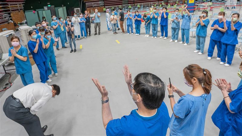 接種率超高　潘孟安90度鞠躬謝醫護