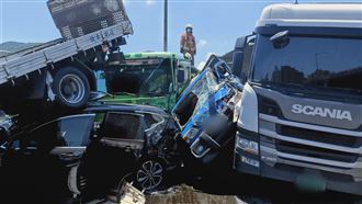 台64砂石車撞9車　男受困2小時亡