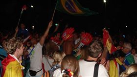 足球迷
https://www.flickr.com/photos/moochida/183941145/in/photolist-hfKi4-7fMPhW-8Rv56H-9AVBQe-ay5uMx-ay8bJW-aL7EJB-afLa94-guaw7-dYoGVa-dYupJY-cJfLAw-dYupUm-dYoGx4-cGFvfA-qSNoyT-bE2XcL-3b4CeN-YV677V-7VY