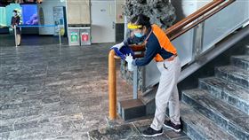 ▲屏東海生館不定時進行公共區域消毒作業以確保民眾參觀安全。（圖／國立海洋生物博物館提供）
