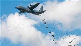 美澳兩年一度的聯合軍演「護身軍刀」14日起在澳洲國內與周邊海域舉行，今年除了日英韓等5國加入軍演，法德等國也以觀察員身分參與，大規模軍演動員共11國、約1萬7000兵力。圖為澳洲空軍運輸機空投戰備品。（圖／翻攝自twitter.com/DeptDefence）
