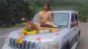 ▲新娘未戴口罩拍婚紗被調查。（圖／翻攝自普納市警局推特）