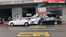 桃園市劉男駕駛賓士車撞爛對向2車後偕友逃離現場。（圖／翻攝畫面）