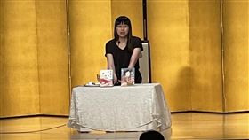 李琴峰獲芥川獎會晤日本媒體台灣作家李琴峰獲獎後會晤日本媒體，有記者問到如何得知消息，李琴峰回答台灣記者的通知。中央社記者楊明珠攝　110年7月14日