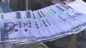 子公司人資搞鬼！幫自己加薪　月領25萬-鈔票-新台幣-薪水-千元大鈔-