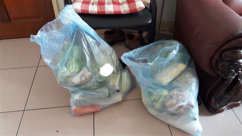 開門見2袋菜　身分曝光她激動到哭