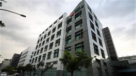 壹傳媒簽署備忘錄  擬出售台灣蘋果日報（1）香港壹傳媒晚間宣布，19日與某家「獨立第三方」訂立「不具法律約束力」的諒解備忘錄，建議出售資產含台灣蘋果日報在內的旗下子公司所有股份。這項宣布被視為將出售台灣蘋果日報。圖為壹傳媒位於台北市內湖區的辦公大樓現況。中央社記者裴禛攝  110年4月19日