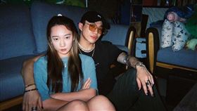 ØZI、吳卓源突然無預警同步曬「貼臉親密照」。（圖／翻攝自ØZI IG）