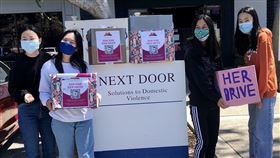 台裔高中生募資捐贈矽谷反家暴團體16歲台裔高中生陳孝儀（左2）和同學們在疫情期間，自發性號召為低收入家庭募集女性用品、內衣和口罩等物資，上個月把相關物資捐贈給當地反家庭暴力社團組織去分送。（陳孝儀提供）中央社記者周世惠舊金山傳真  110年7月15日