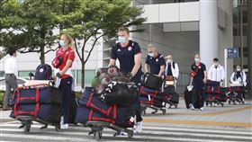 ▲挪威代表團抵達東京。（圖／美聯社／達志影像）