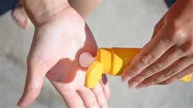 女網友PO文表示乳液被灌驚液。（示意圖／pixabay）