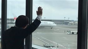 日本贈送台灣第三批AZ疫苗，97萬劑今天下午抵台，駐日代表謝長廷今天上午三度到機場送機。（圖／翻攝自自謝長廷臉書）