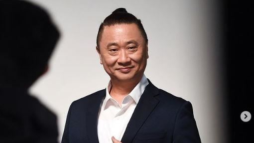 邰哥變擋泥板男神　網笑像移動神主牌