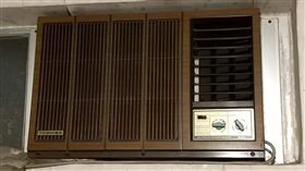 比阿嬤還老？見古董窗型冷氣　網曝代價猛勸：千萬不要開（圖／翻攝自爆廢公社公開版）