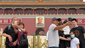 天安門將舉行中共建黨百年慶典演練中共將在7月1日前後舉行建黨百年系列慶祝活動。北京警方公告，將於12至13日在天安門地區及長安街沿線舉行建黨百年慶祝大會核心要素演練。圖為遊客在天安門前拍照。中央社記者繆宗翰北京攝  110年6月8日