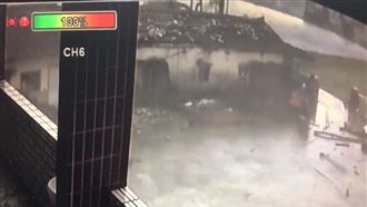 驚悚影像曝！龍捲風強襲！屋頂秒掀翻