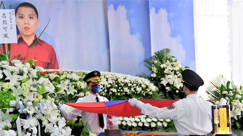 殉職勇消陳志帆告別式　老父淚求真相