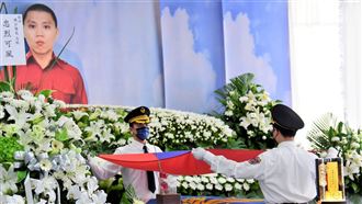殉職勇消陳志帆告別式　老父淚求真相