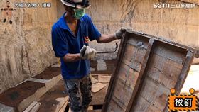 ▲板模師傅Ray訪問拔釘師傅阿偉，看似簡單的工作藏了哪些「眉角」？（圖／太陽下的男人 授權）