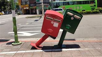 北市郵筒被撞歪腰　無奈表情瞬間爆紅