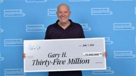 ▲頭獎得主現身領取高額獎金支票。（圖／翻攝自Lotto Max推特）