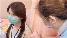 ▲美女醫師許書華分享自己打疫苗的照片，表示自己打的也是AZ。（圖／翻攝自許書華醫師 陪妳寫日記臉書粉專）