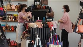 全時受僱勞工生活補貼開放申請（3）本土疫情爆發後，許多產業或商家受到影響，導致部分員工收入減少，勞動部「全時受僱勞工生活補貼」12日起開放申請，只要就業保險投保薪資達一定條件，且5月或6月薪資較4月減少20%，可領一次性補貼新台幣1萬元。圖為店員向顧客說明產品。中央社記者鄭傑文攝　110年7月12日