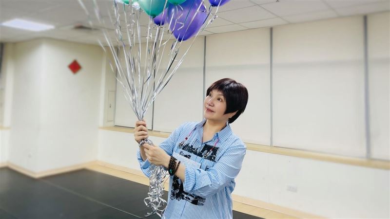 唐美雲喜慶57歲　百人雲端齊吹蠟燭