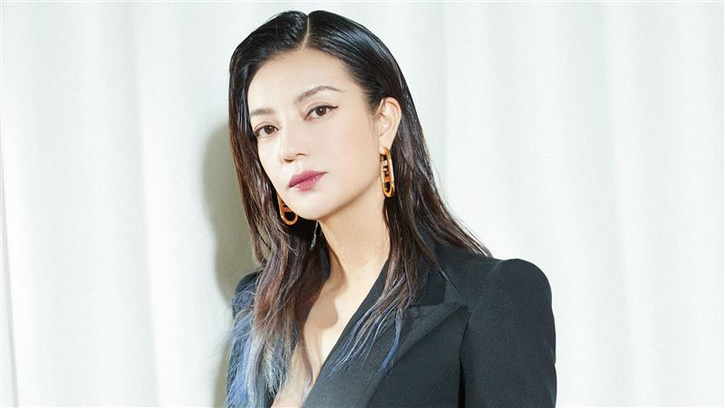 看不出45歲　趙薇破尺度深V開到肚
