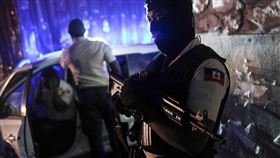 圖為站在路口的海地警察。（圖／美聯社／達志影像）