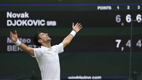 網壇世界球王喬科維奇（Novak Djokovic），圖為喬科維奇溫網男子單打決賽中擊敗意大利的馬泰奧·貝雷蒂尼。（圖／美聯社／達志影像）
