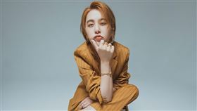 黃小柔推出飾品聯名品牌，也經營柔媽伴手禮副業。（圖／翻攝臉書
）